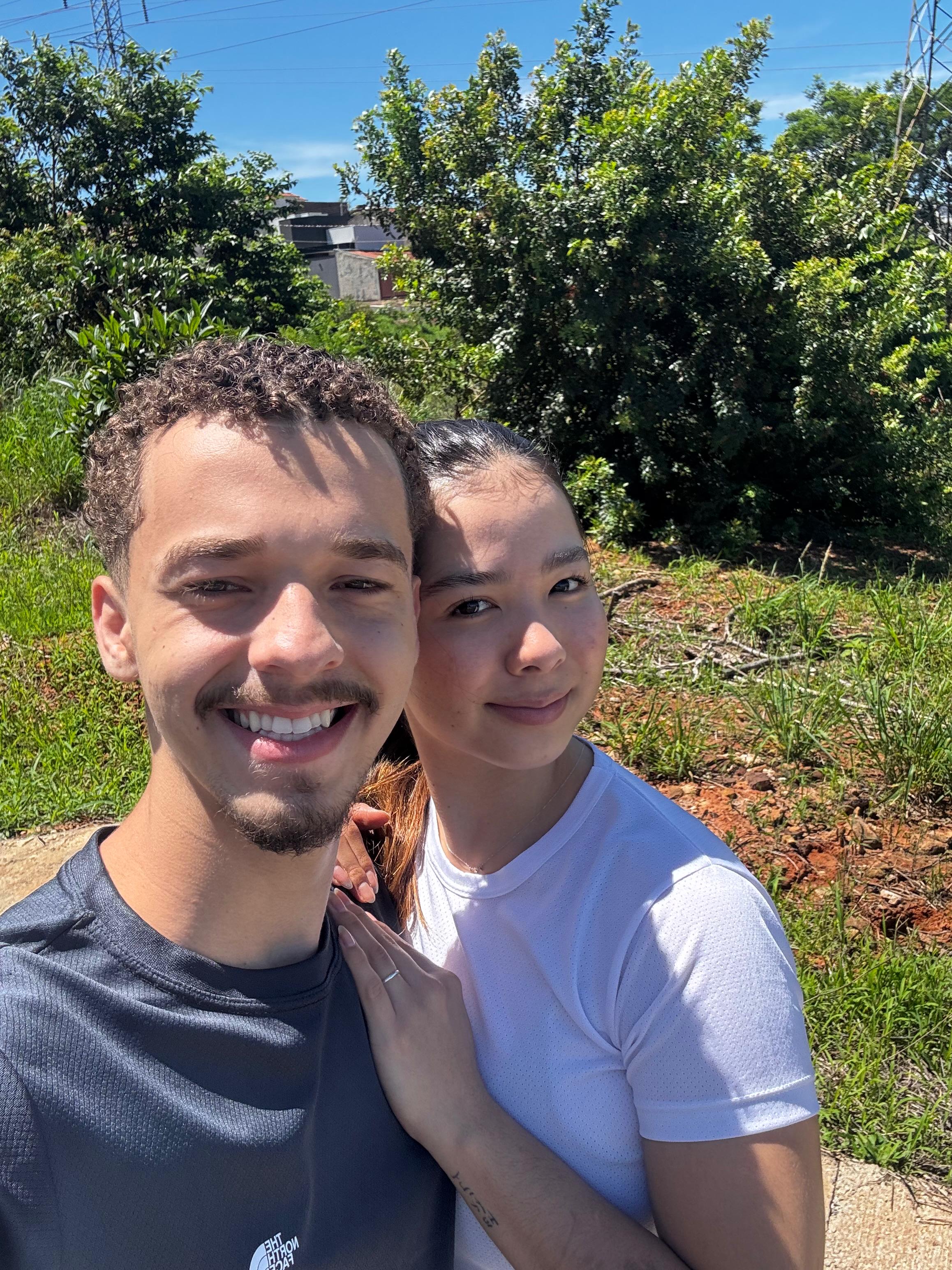 Nós dois correndo juntos na rua