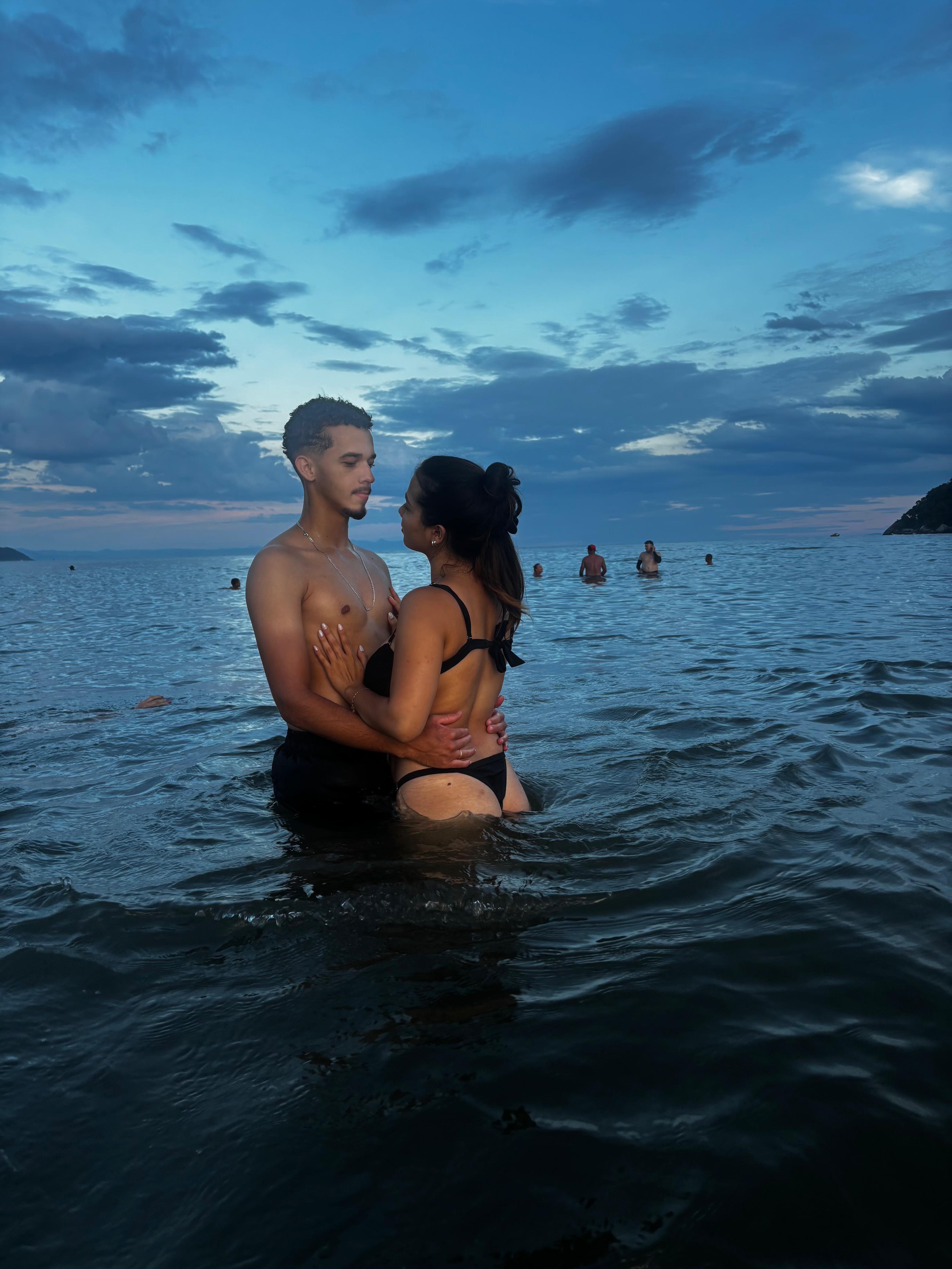 Nós dois deitados na praia sob o sol