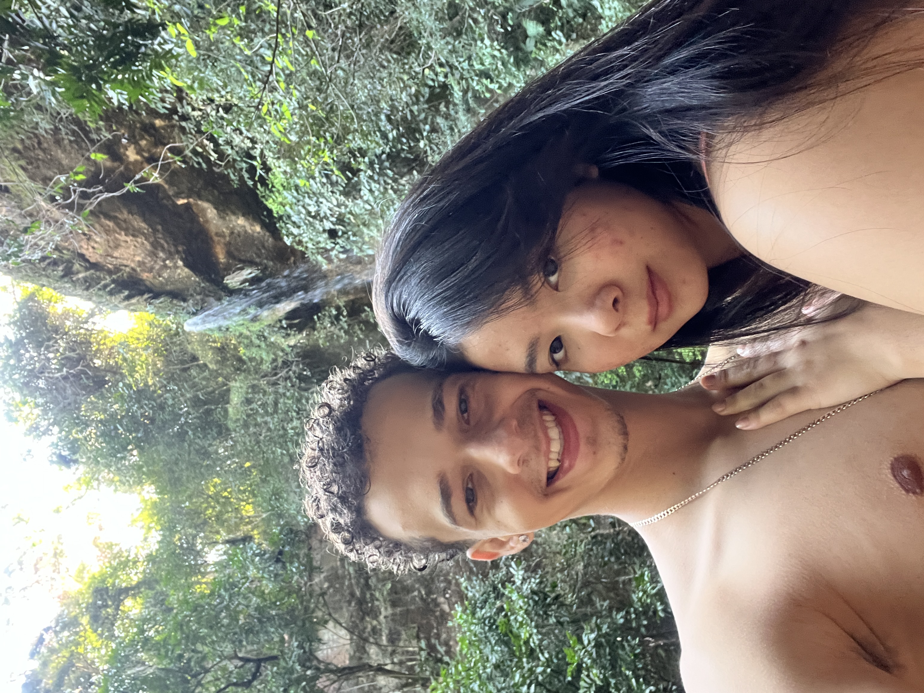 Juntos na cachoeira cercados de natureza