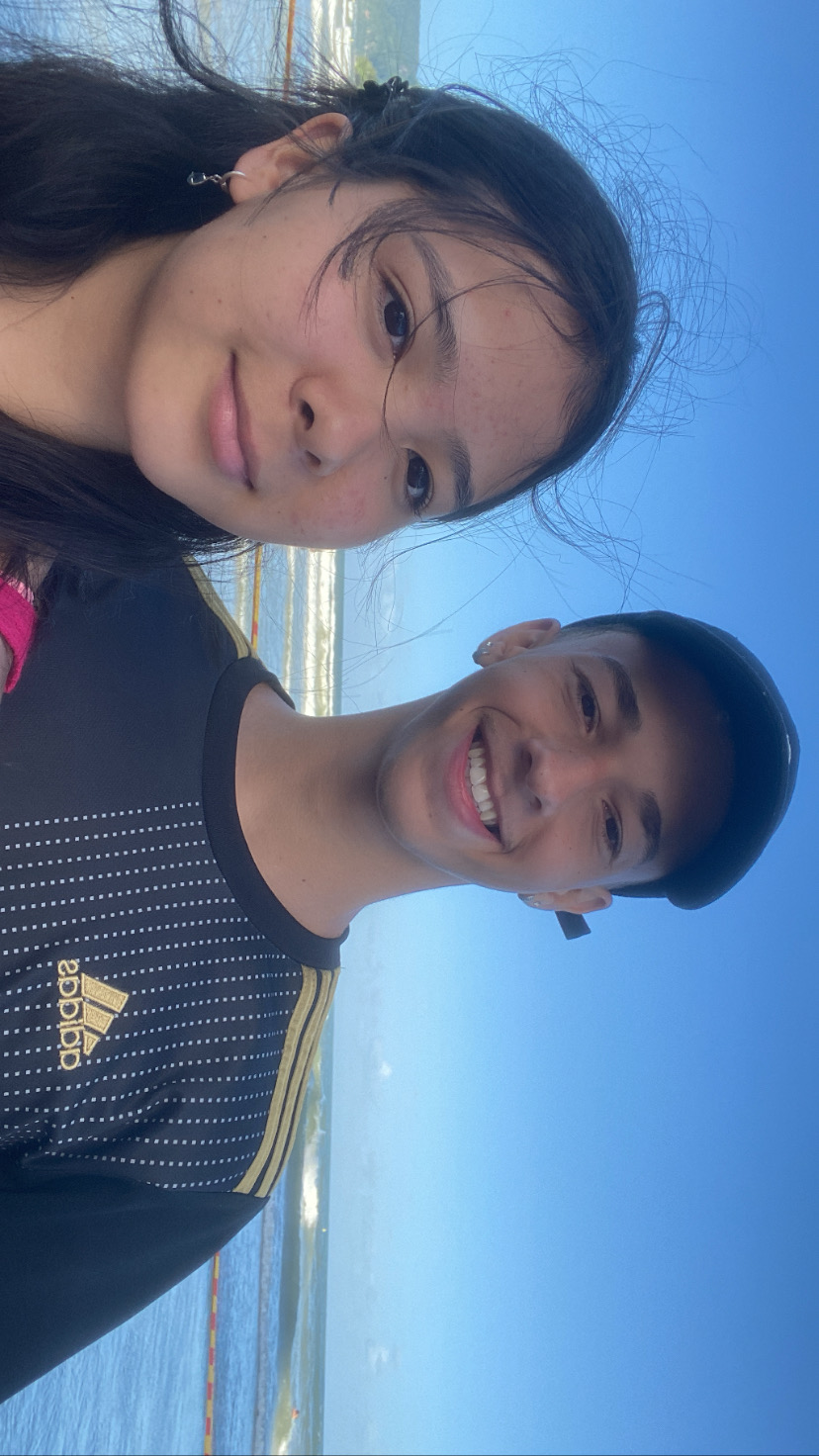 Nós dois sorrindo na praia em Balneário Camboriú