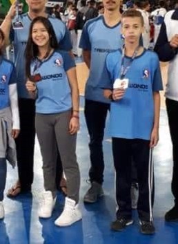 Nós dois na infância dividindo momentos felizes no taekwondo